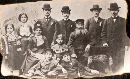 Izrael Koryto with his wife Gitla Tauba and their children